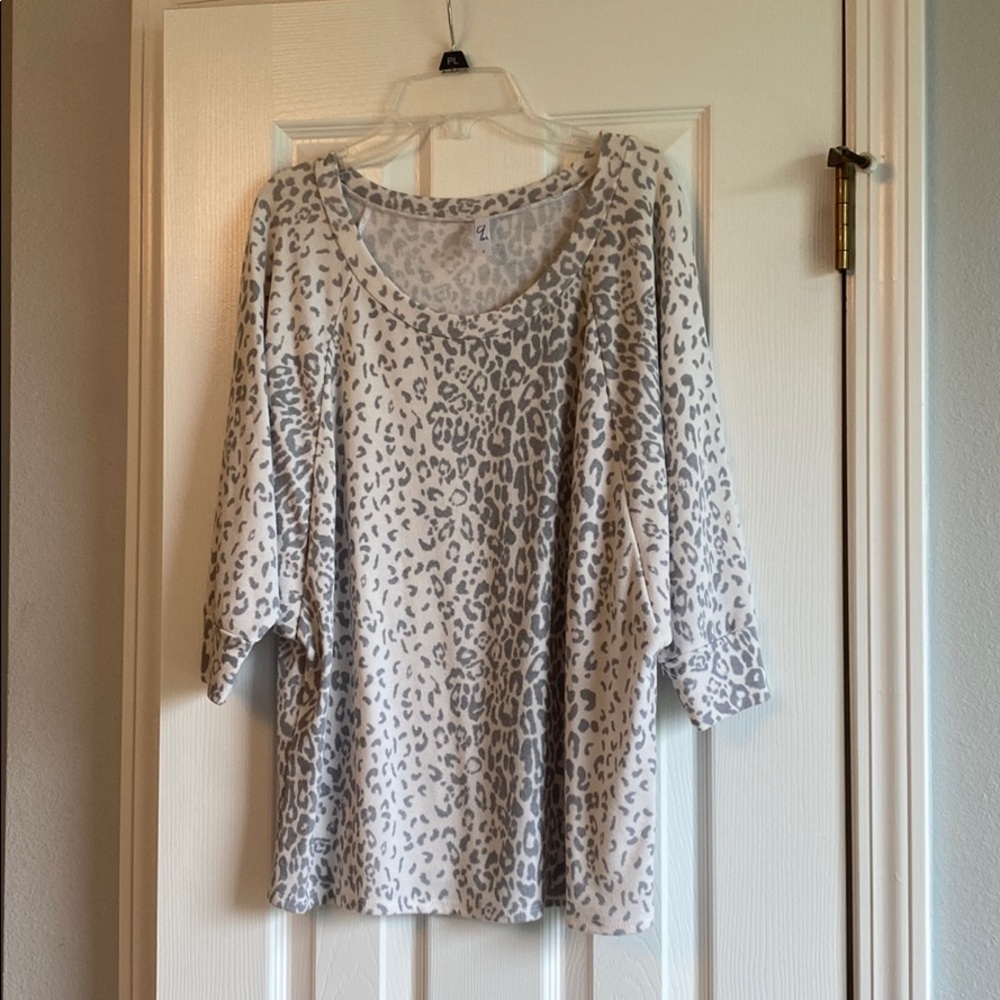 Grey cheetah print top